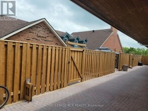 2 Orchard Heights Blvd in Aurora, ON - Building Photo - Building Photo