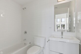2012 W Grand Ave in Chicago, IL - Building Photo - Building Photo