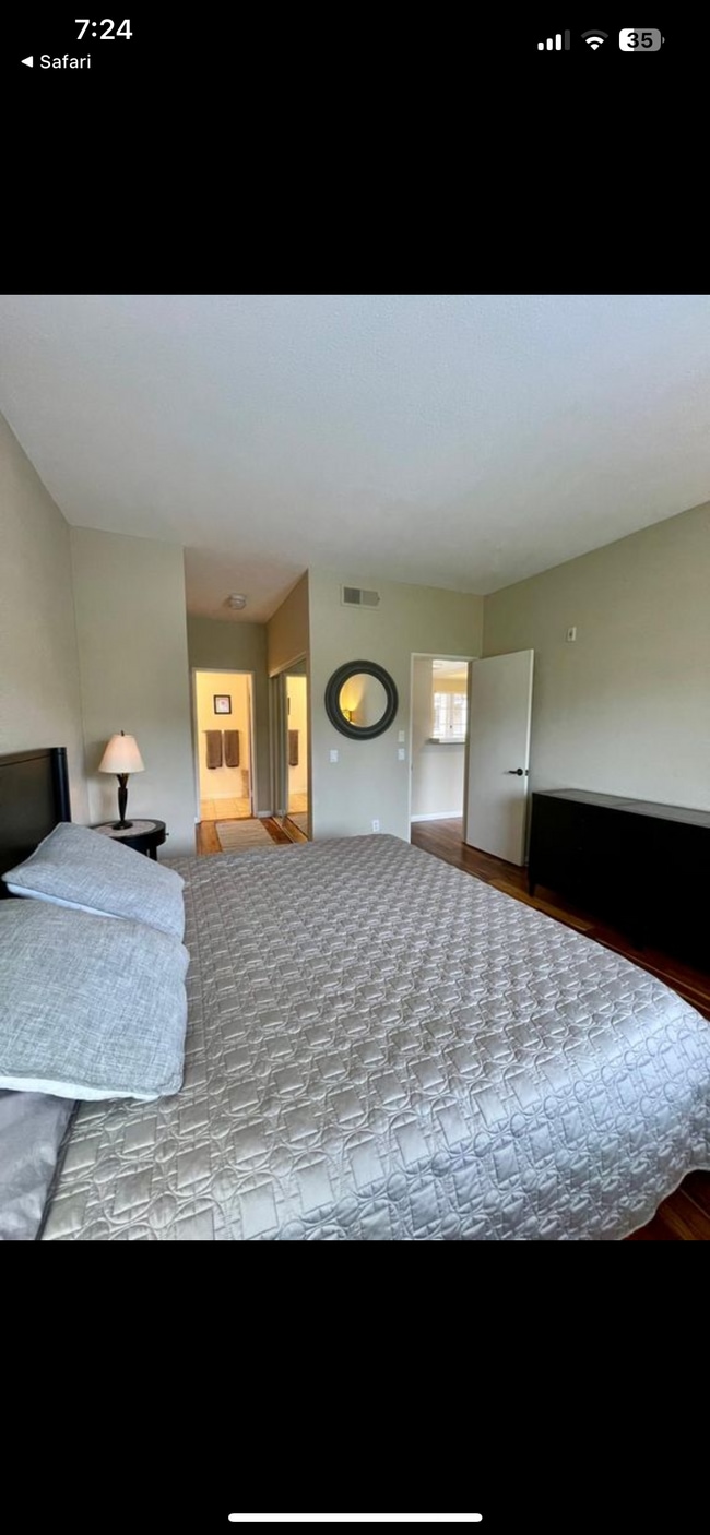 2220 Camino de la Reina, Unit 303 in San Diego, CA - Building Photo - Building Photo