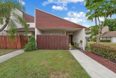 1401 White Pine Dr in Wellington, FL - Building Photo