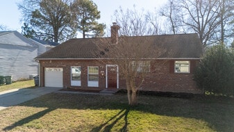 38 Sacramento Dr in Hampton, VA - Building Photo