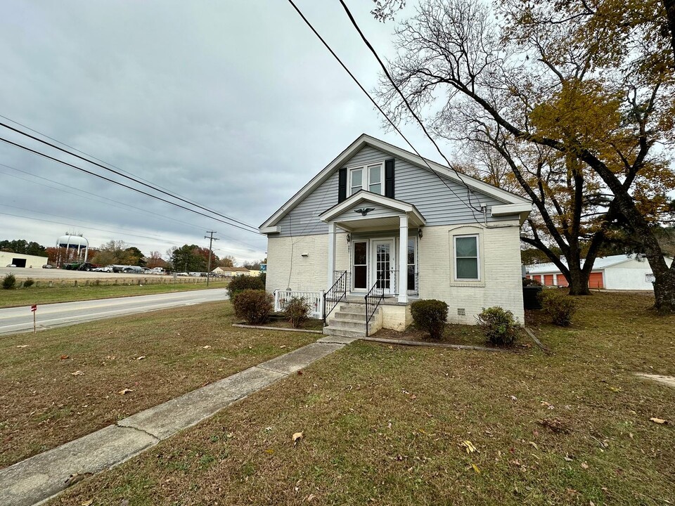 901 W Danville St in South Hill, VA - Building Photo