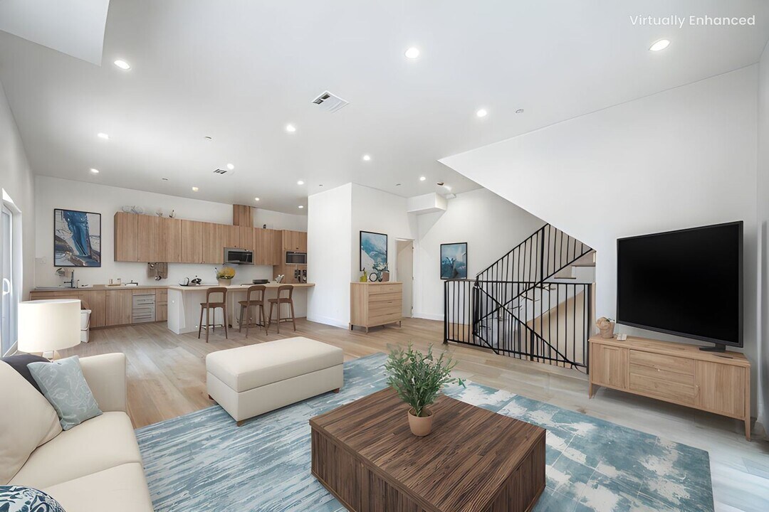 242 1/2 N Dillon St in Los Angeles, CA - Building Photo