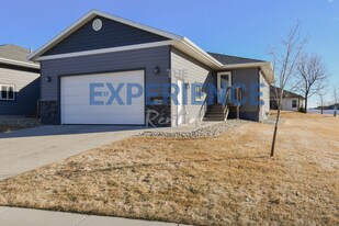 3704 S Outfield Cir in Sioux Falls, SD - Building Photo