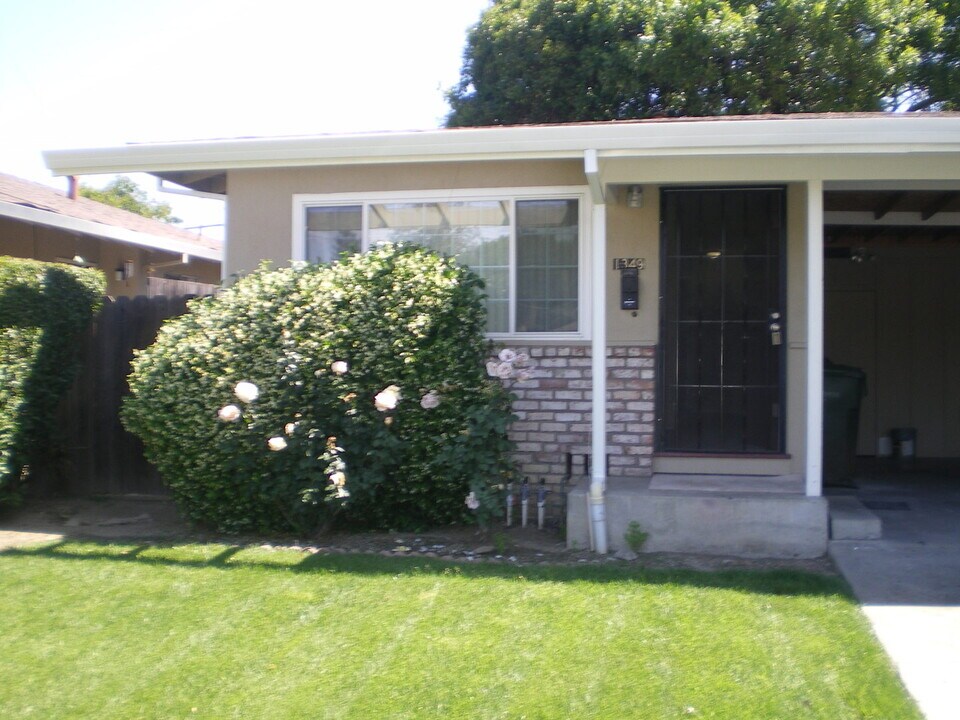 1347-1349 White Dr in Santa Clara, CA - Building Photo