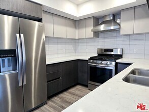 5030 Rosewood Ave in Los Angeles, CA - Building Photo - Building Photo