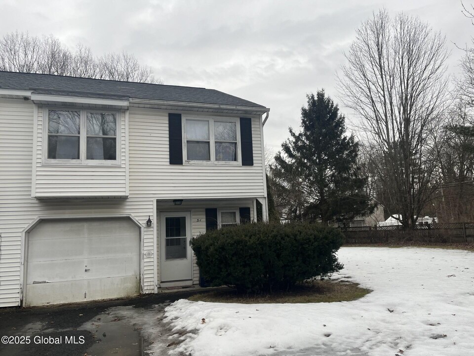 3 Chrisken Dr in Glenmont, NY - Foto de edificio