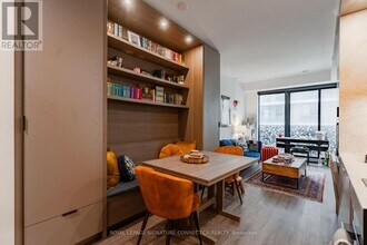 55 Charles St E in Toronto, ON - Building Photo - Building Photo