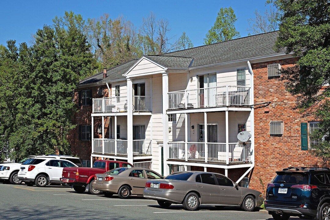 545 Burgoyne Rd in Charlottesville, VA - Building Photo