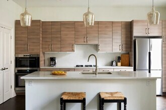 301 St Charles Ave in New Orleans, LA - Building Photo - Building Photo