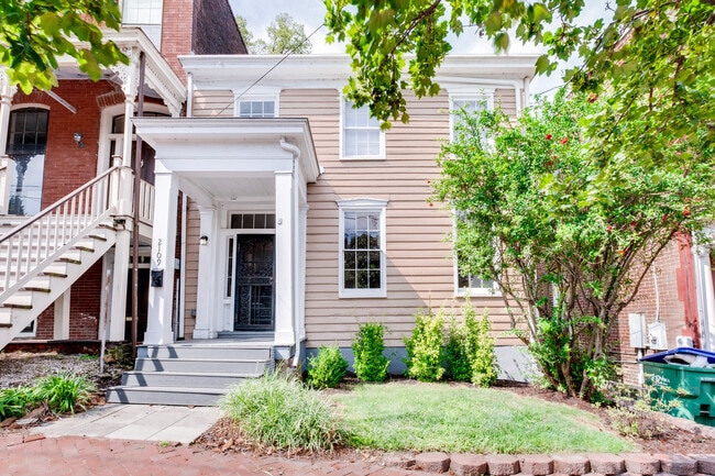 2109 E Broad St in Richmond, VA - Building Photo - Building Photo