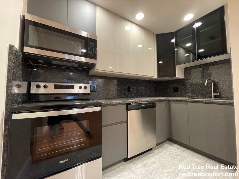 1801 Beacon St in Brookline, MA - Building Photo