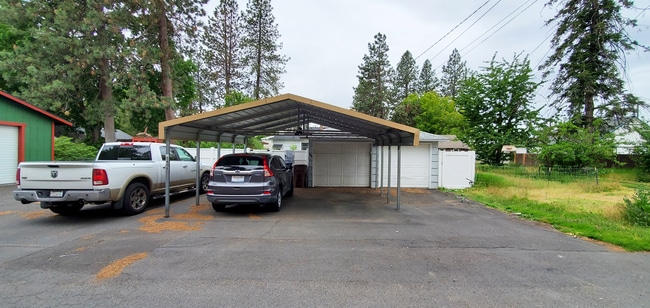 5418 N Maple St, Unit B in Spokane, WA - Foto de edificio - Building Photo