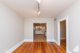 2334 N Southport Ave, Unit 1F in Chicago, IL - Foto de edificio - Building Photo