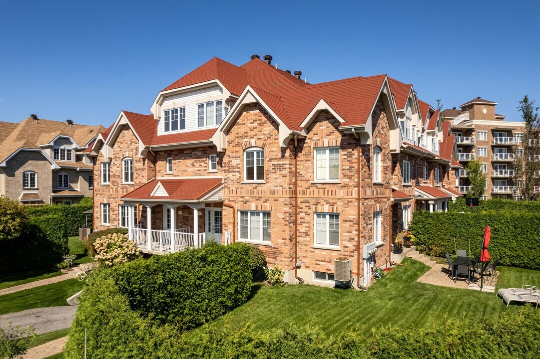 3349 Des Outardes Rue in St. Laurent, QC - Building Photo