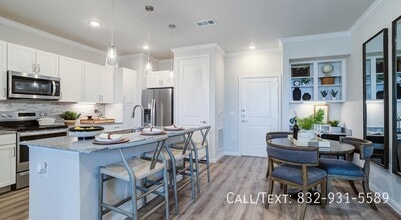 3727 W Davis St in Conroe, TX - Building Photo - Building Photo