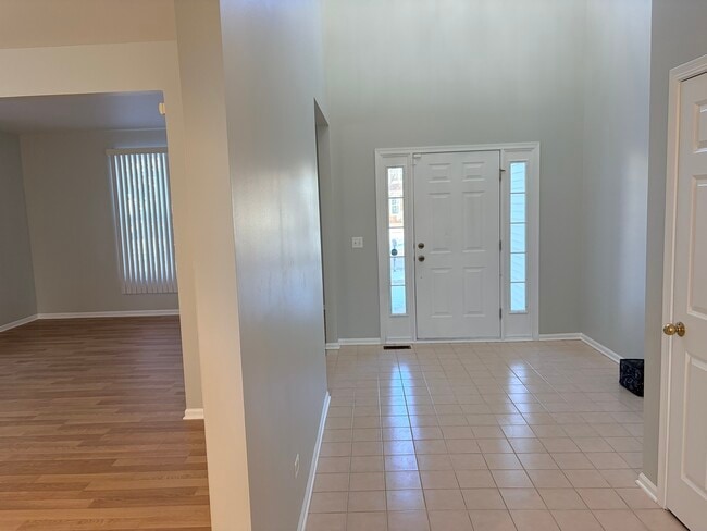 1155 Clover Hill Ln in Elgin, IL - Building Photo - Building Photo