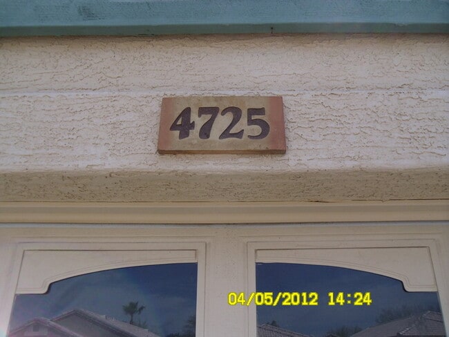 4725 E Dry Creek Rd in Phoenix, AZ - Foto de edificio - Building Photo