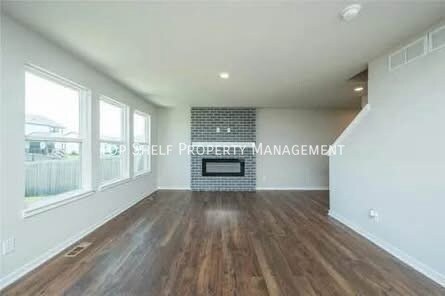 1060 Spruce St in Waukee, IA - Building Photo