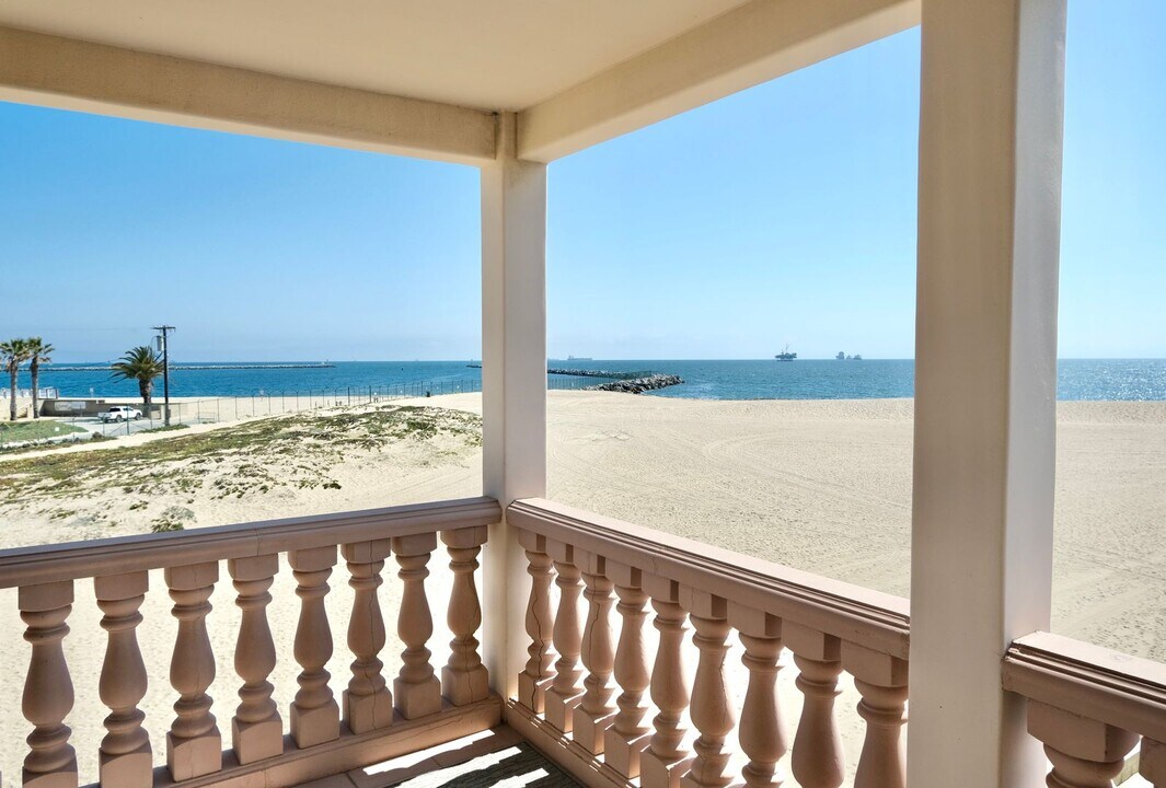 1605-1612 E Seal Way in Seal Beach, CA - Building Photo