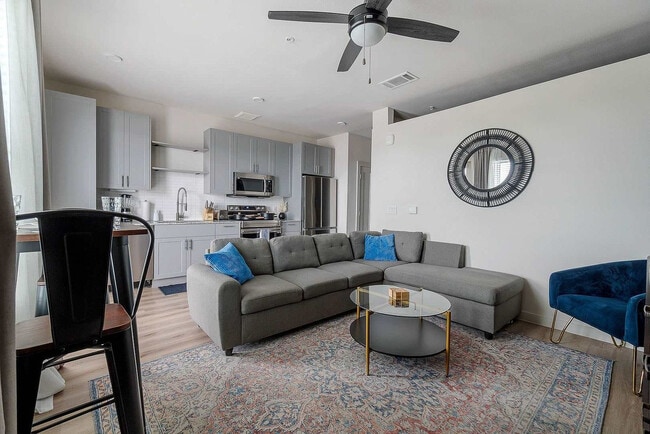 2232 Empire Central Dr in Dallas, TX - Building Photo - Building Photo