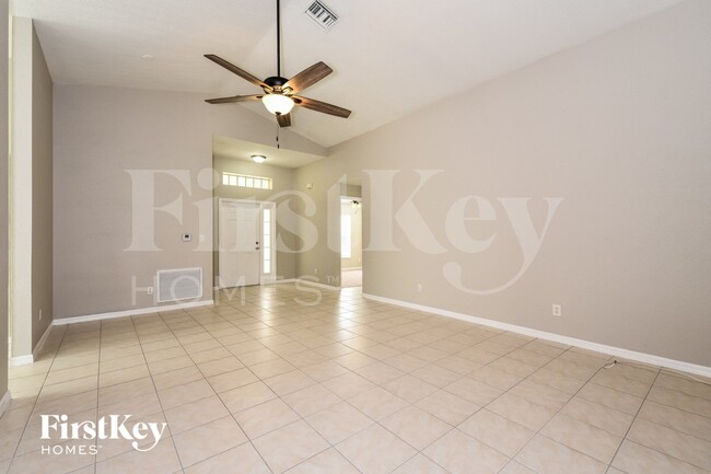 9783 Gladiolus Bulb Loop in Ft. Myers, FL - Foto de edificio - Building Photo