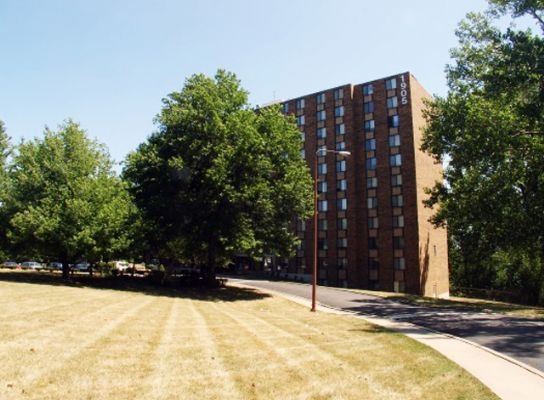 Nowlin Hall in Kansas City, MO - Building Photo