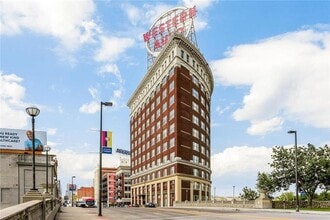 2107 Grand Blvd, Unit 603 in Kansas City, MO - Foto de edificio - Building Photo