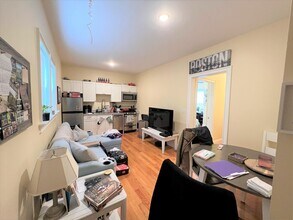 25 MacArthur St, Unit 1R in Somerville, MA - Foto de edificio - Building Photo