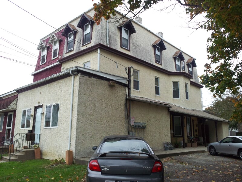 240 Plymouth Ave in Oreland, PA - Building Photo