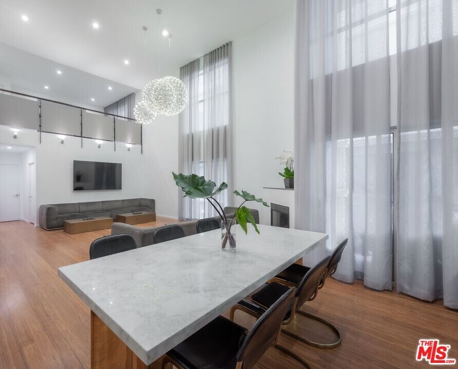 7062 Hawthorn Ave in Los Angeles, CA - Building Photo