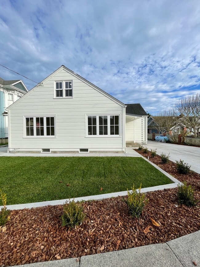 900 Main St in Ferndale, CA - Building Photo - Building Photo