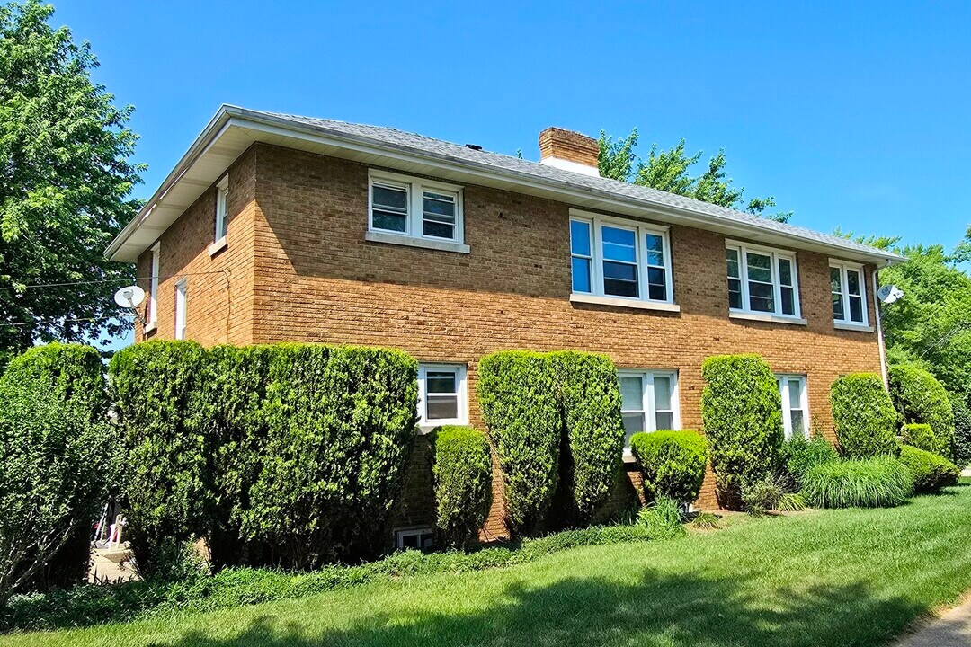 1002 Westmoreland Ave in Waukegan, IL - Building Photo