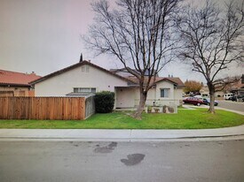 965 Lusk Dr in Woodland, CA - Building Photo