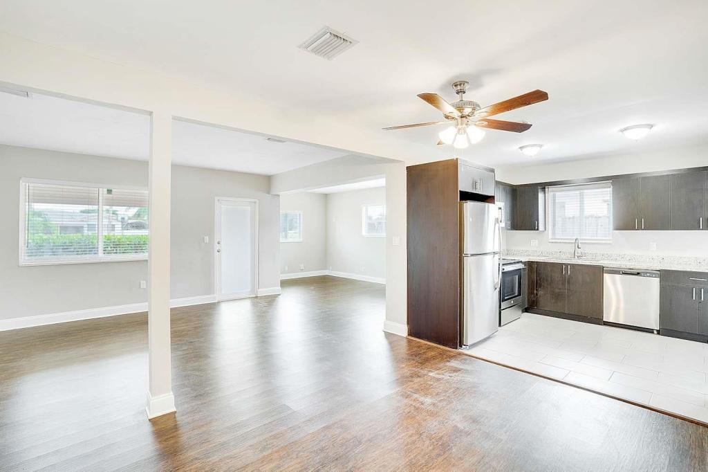 7421 Normandy St in Miramar, FL - Foto de edificio
