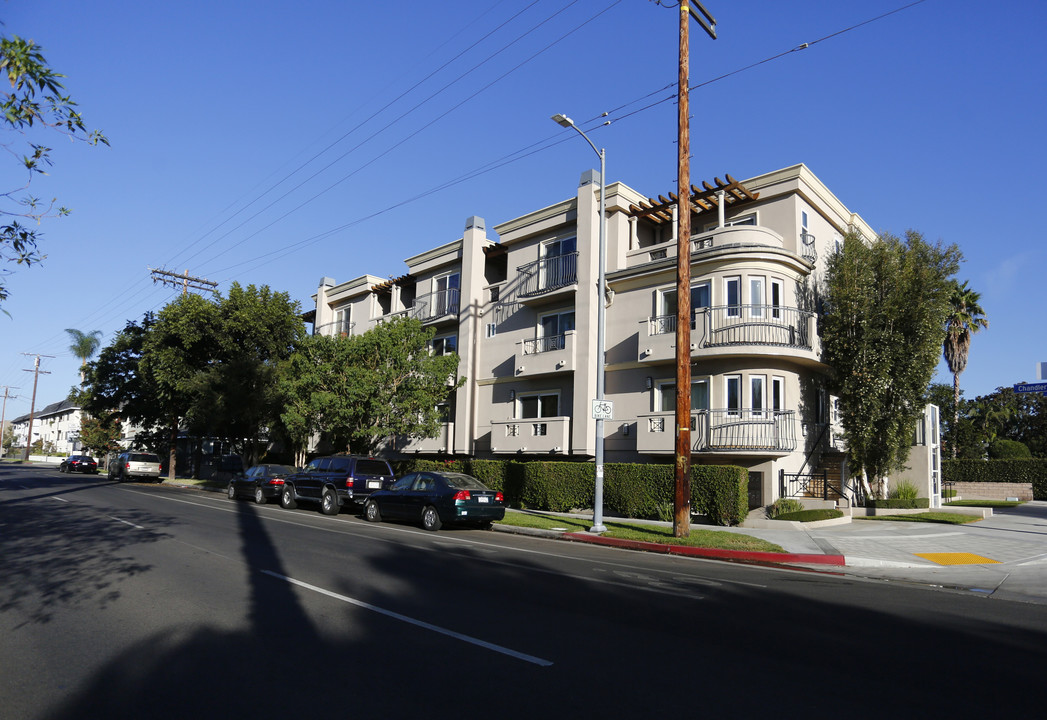 5401 Morella Ave in Valley Village, CA - Foto de edificio