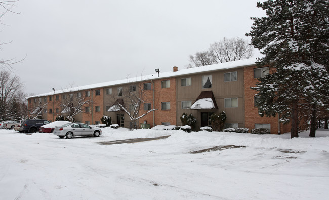 Ridgeway Apartments in Haslett, MI - Building Photo - Building Photo