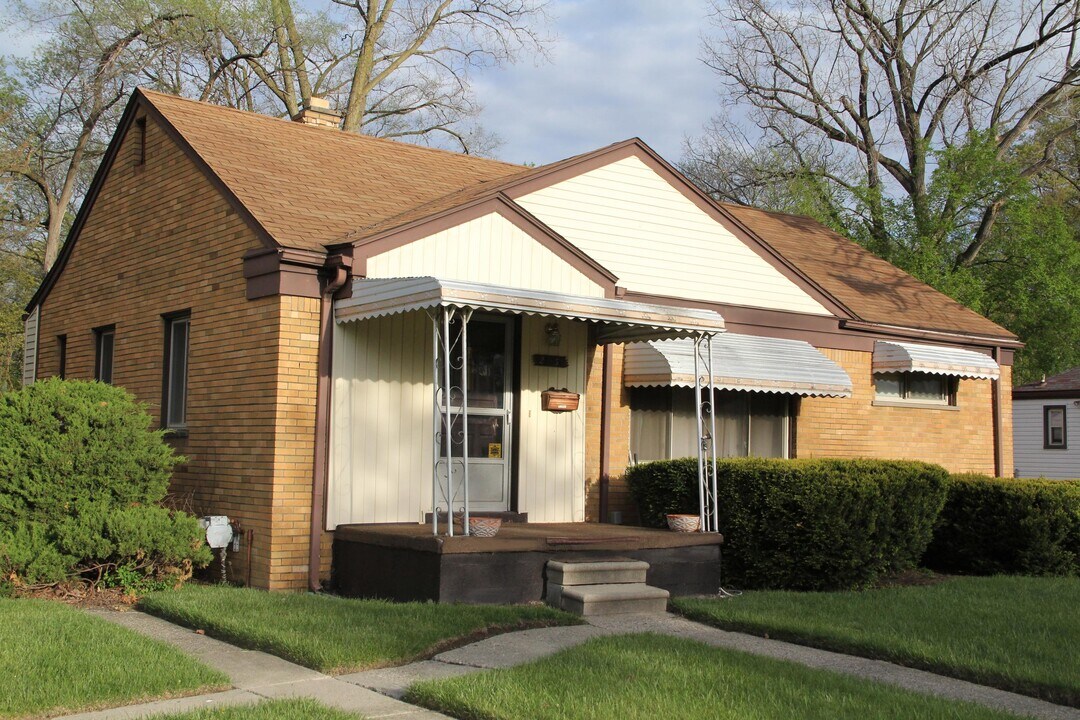 21131 Ridgedale St in Oak Park, MI - Building Photo