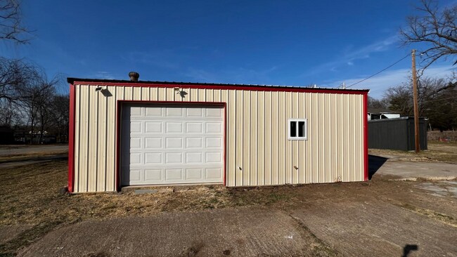 911 N Sherman Ave in Okmulgee, OK - Foto de edificio - Building Photo
