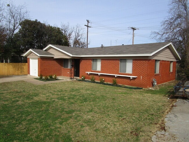1305 Milmo Dr in Fort Worth, TX - Building Photo - Building Photo