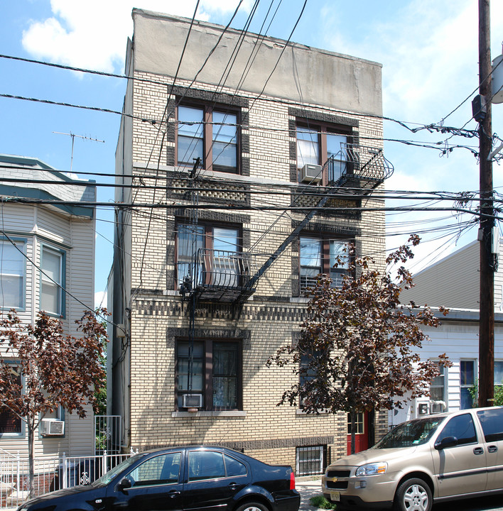 568 56th St in West New York, NJ - Building Photo