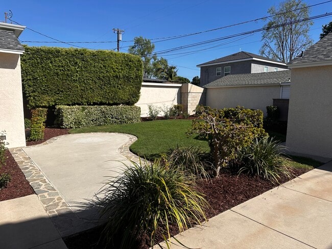 5818 E Scrivener St in Long Beach, CA - Foto de edificio - Building Photo