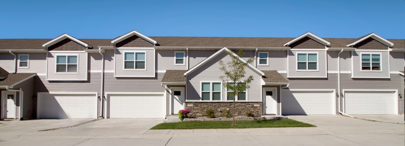 Ledgestone Townhomes in Ankeny, IA - Building Photo