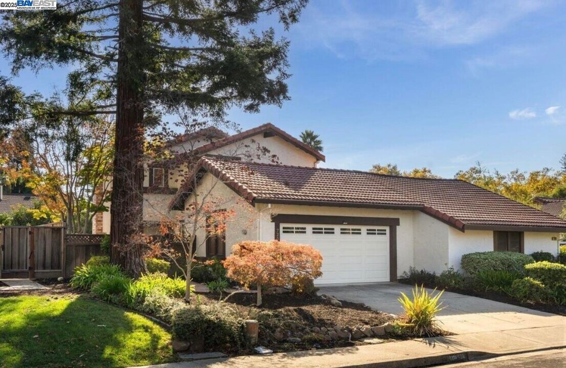 725 Old Creek Rd in Danville, CA - Building Photo