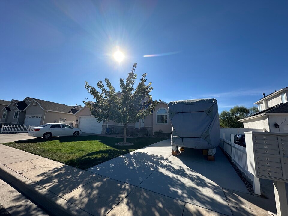 3914 Red Hawk Rd W in West Valley City, UT - Building Photo