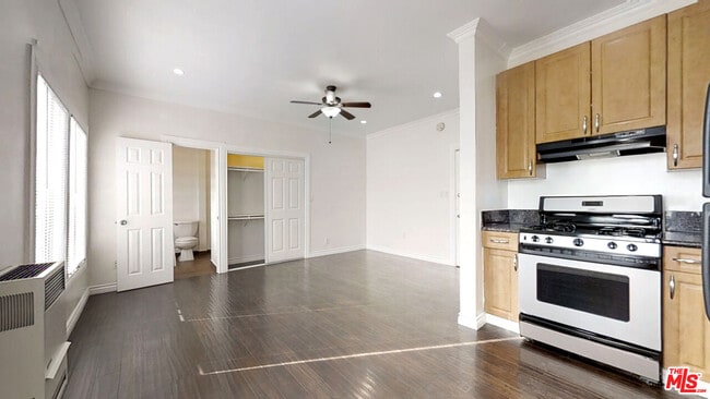 334 Heliotrope Dr in Los Angeles, CA - Building Photo - Building Photo