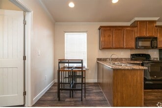 3114 Shady Creek Ln in Oyster Creek, TX - Building Photo - Building Photo