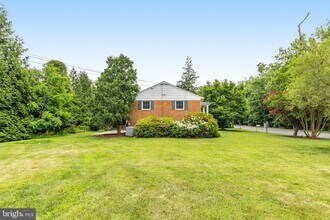 1023 Westbriar Dr NE in Vienna, VA - Building Photo - Building Photo