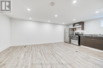 99 Cherrywood Dr in Newmarket, ON - Building Photo - Building Photo