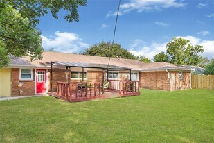 1806 Clayton Dr in Baytown, TX - Building Photo